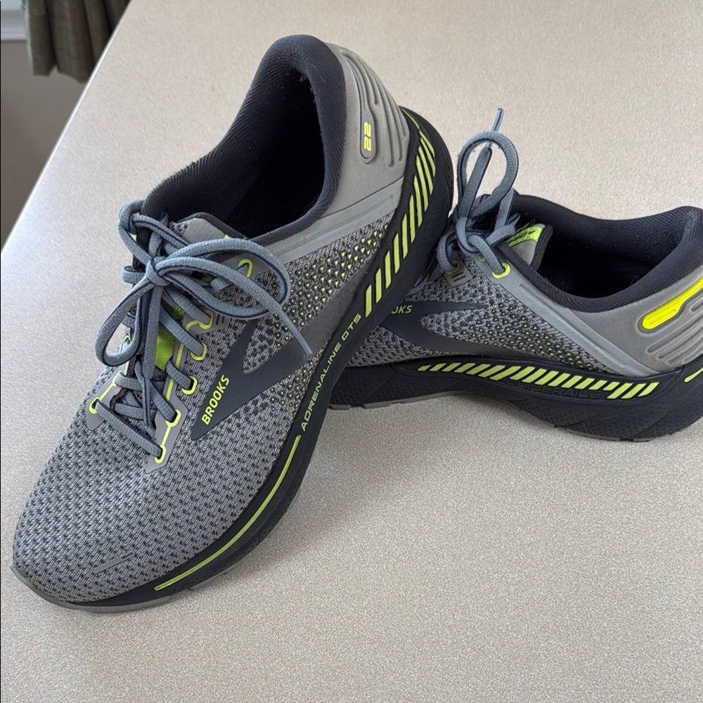 Brooks Adrenaline GTS 22 Gray and Black Athletic Shoes for Running; size 9